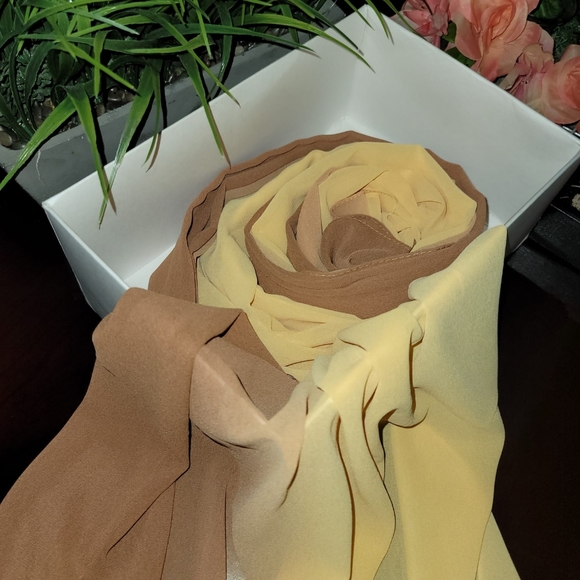 Scarf - Picture 2 of 9